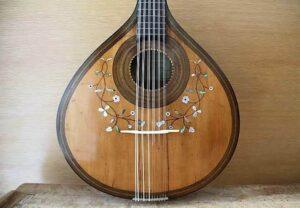 guitarra portuguesa com detalhe em flores