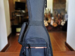saco almofadado armour para ukulele sopranode 20 mm; funciona como mochila; com bolso frontal